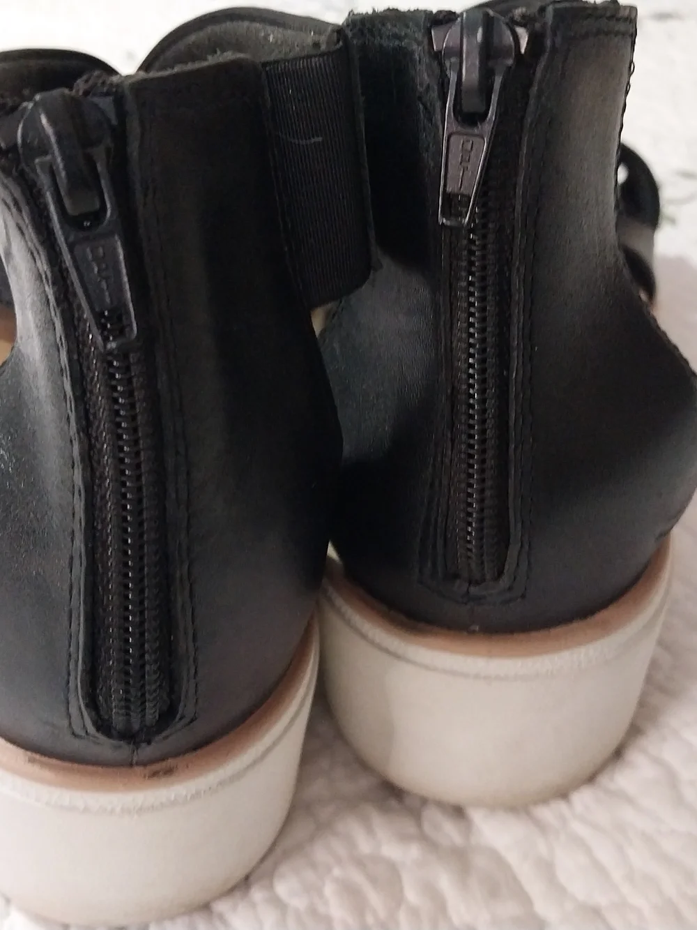 CLARKS Ultimate Confort Black Crisscross Platform Sandals. Super Confort  8.5 W